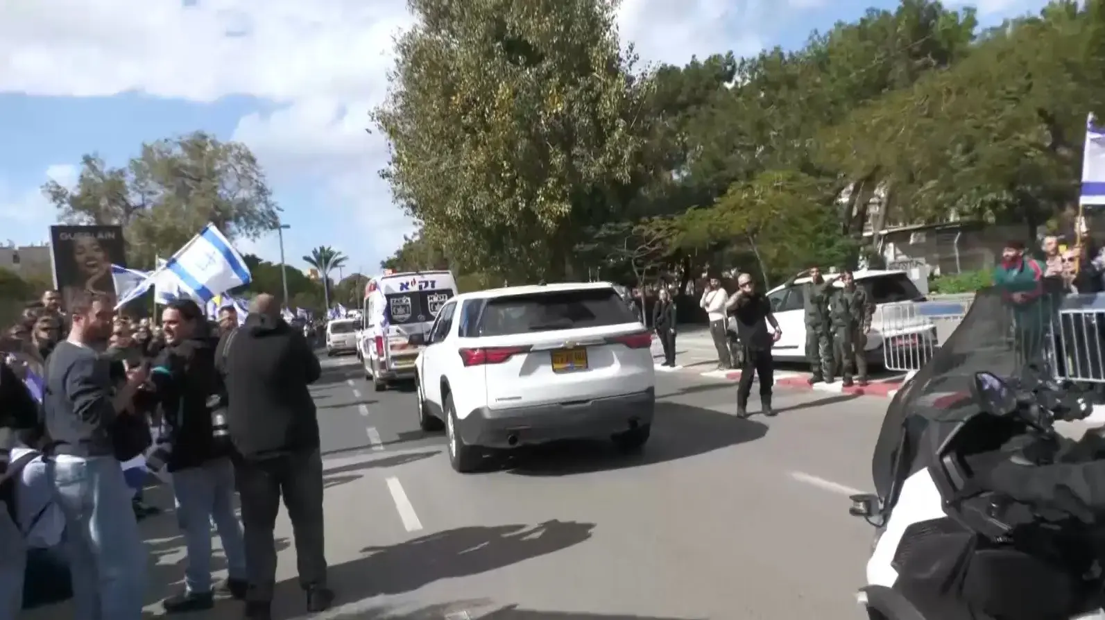 הגעת שיירת הרכבים למכון לרפואה משפטית, אבו כביר, בהם ארונות החטופים החללים - משפחת ביבס, עודד ליפשיץ, 20 בפברואר 2025 הגעת שיירת הרכבים למכון לרפואה משפטית, אבו כביר, בהם ארונות החטופים החללים - משפחת ביבס, עודד ליפשיץ, 20 בפברואר 2025