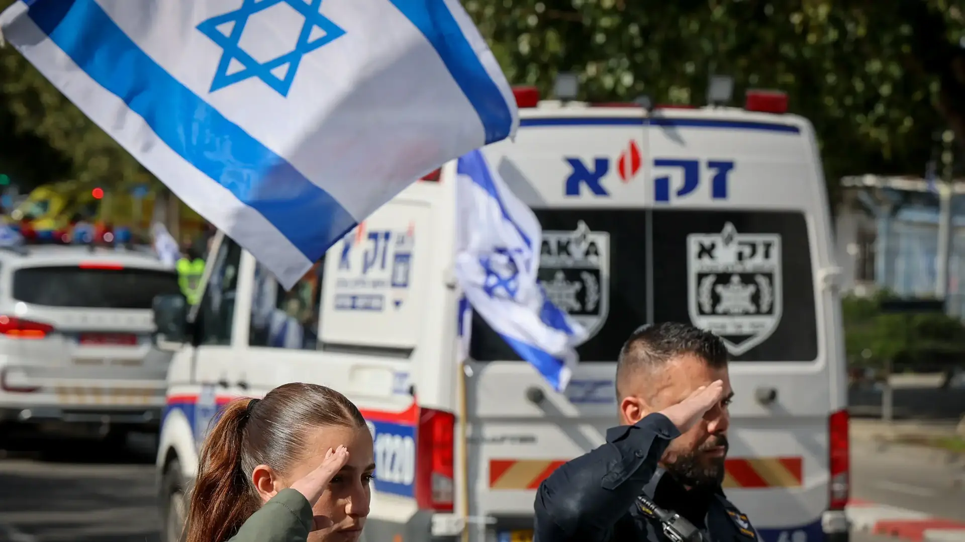 שוטרים מצדיעים עם הגעת ארונות החטופים החללים- משפחת ביבס, עודד ליפשיץ, המכון לרפואה משפטית, אבו כביר, 20 בפברואר 2025 שוטרים מצדיעים עם הגעת ארונות החטופים החללים- משפחת ביבס, עודד ליפשיץ, המכון לרפואה משפטית, אבו כביר, 20 בפברואר 2025