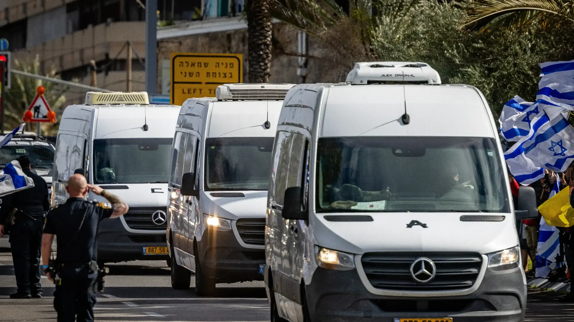 הגעת ארונות החטופים החללים- משפחת ביבס, עודד ליפשיץ, המכון לרפואה משפטית, אבו כביר, 20 בפברואר 2025 הגעת ארונות החטופים החללים- משפחת ביבס, עודד ליפשיץ, המכון לרפואה משפטית, אבו כביר, 20 בפברואר 2025