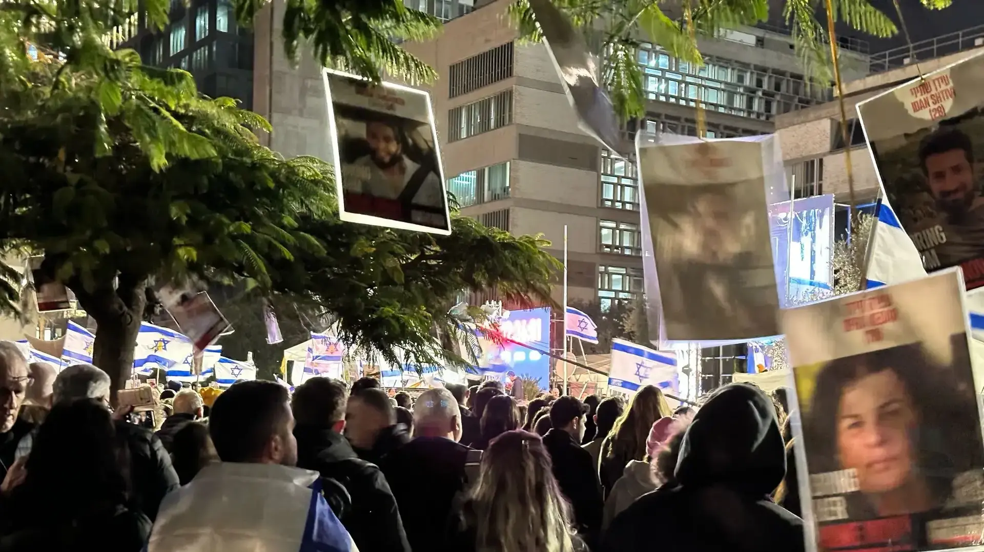 עצרת בכיכר החטופים, ביום החזרת החטופים החללים עודד ליפשיץ ושירי, כפיר ואריאל ביבס. 20 בפברואר 2025 עצרת בכיכר החטופים, ביום החזרת החטופים החללים עודד ליפשיץ ושירי, כפיר ואריאל ביבס. 20 בפברואר 2025