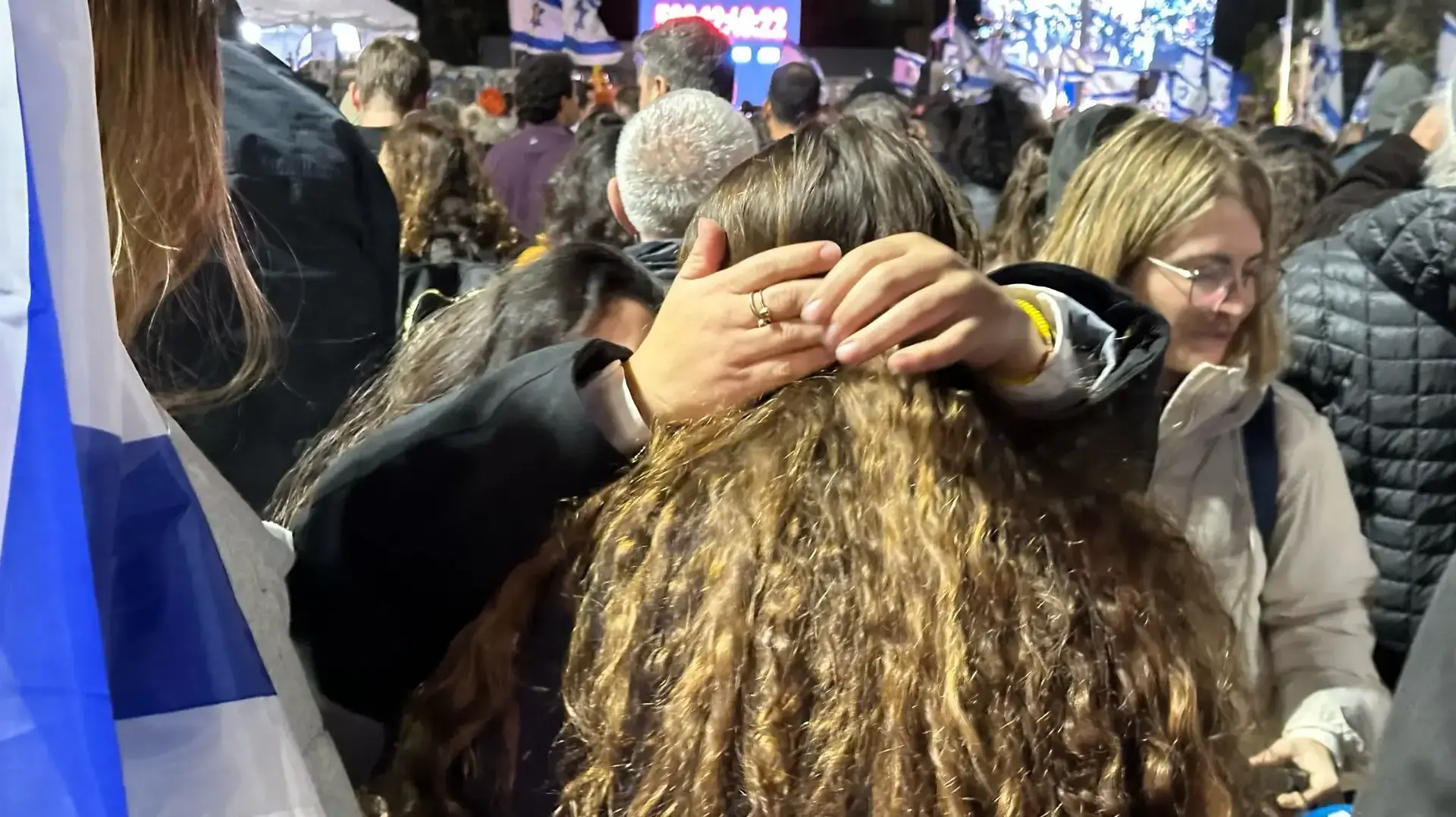 עצרת בכיכר החטופים, ביום החזרת החטופים החללים עודד ליפשיץ ושירי, כפיר ואריאל ביבס. 20 בפברואר 2025 עצרת בכיכר החטופים, ביום החזרת החטופים החללים עודד ליפשיץ ושירי, כפיר ואריאל ביבס. 20 בפברואר 2025