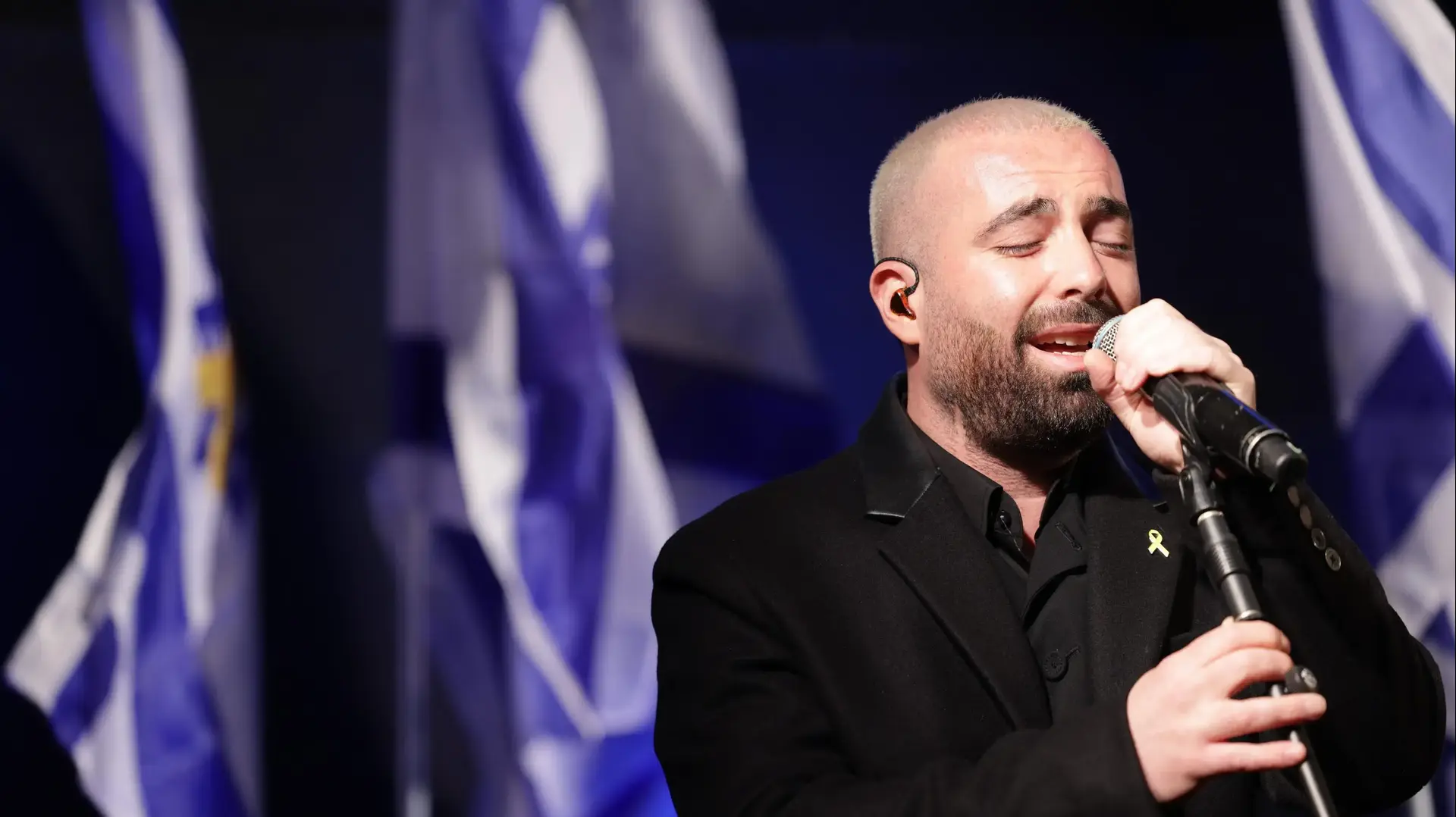 עומר אדם שר  בכיכר החטופים. ביום החזרתם של החללים עודד ליפשיץ ושירי, כפיר ואריאל ביבס. 20 בפברואר 2025 