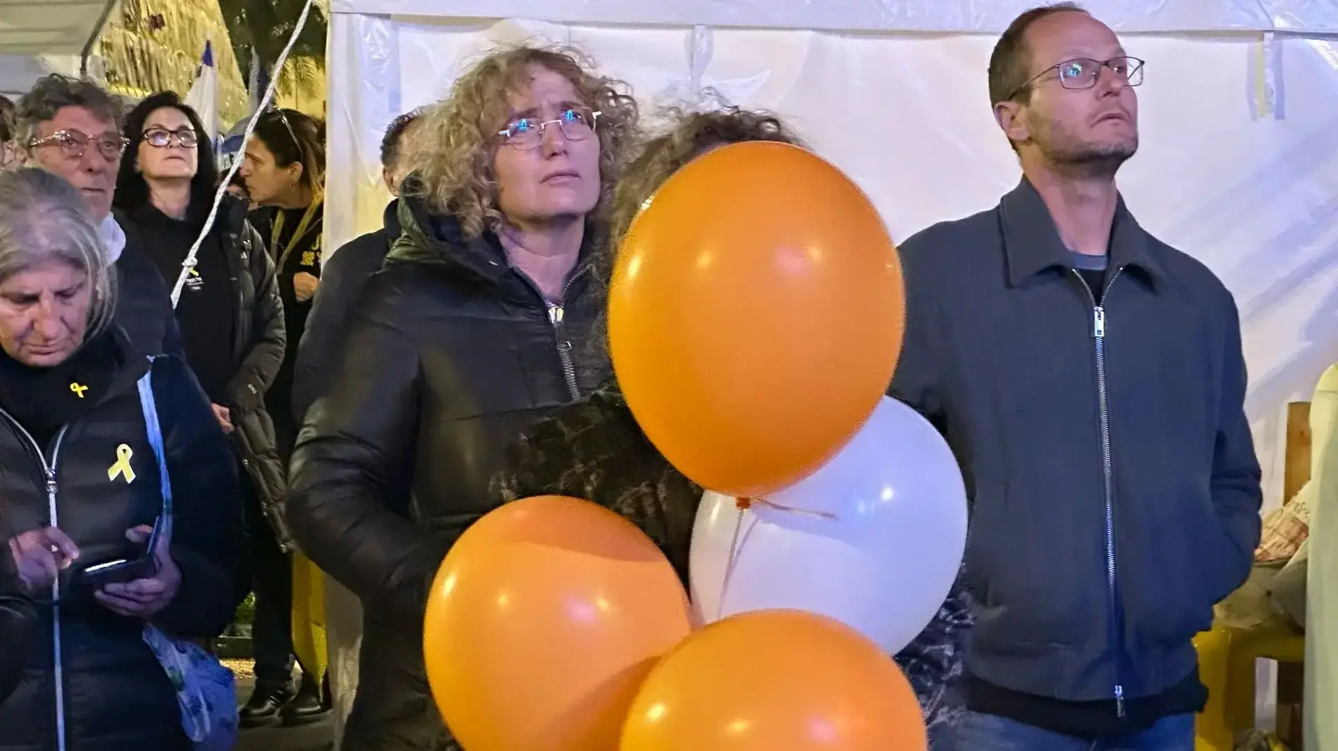 עצרת בכיכר החטופים, ביום החזרת החטופים החללים עודד ליפשיץ ושירי, כפיר ואריאל ביבס. 20 בפברואר 2025 עצרת בכיכר החטופים, ביום החזרת החטופים החללים עודד ליפשיץ ושירי, כפיר ואריאל ביבס. 20 בפברואר 2025