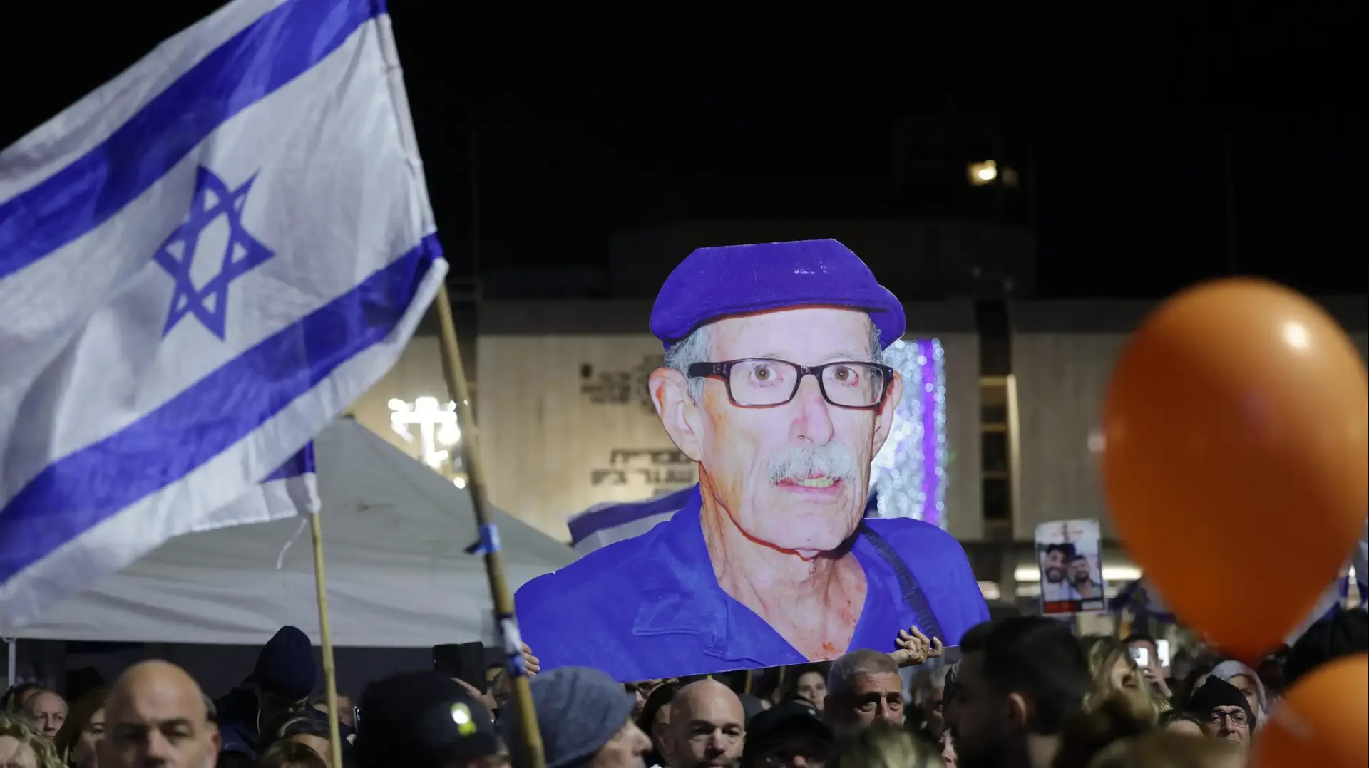עצרת בכיכר החטופים, ביום החזרת החטופים החללים עודד ליפשיץ ושירי, כפיר ואריאל ביבס. 20 בפברואר 2025 עצרת בכיכר החטופים, ביום החזרת החטופים החללים עודד ליפשיץ ושירי, כפיר ואריאל ביבס. 20 בפברואר 2025