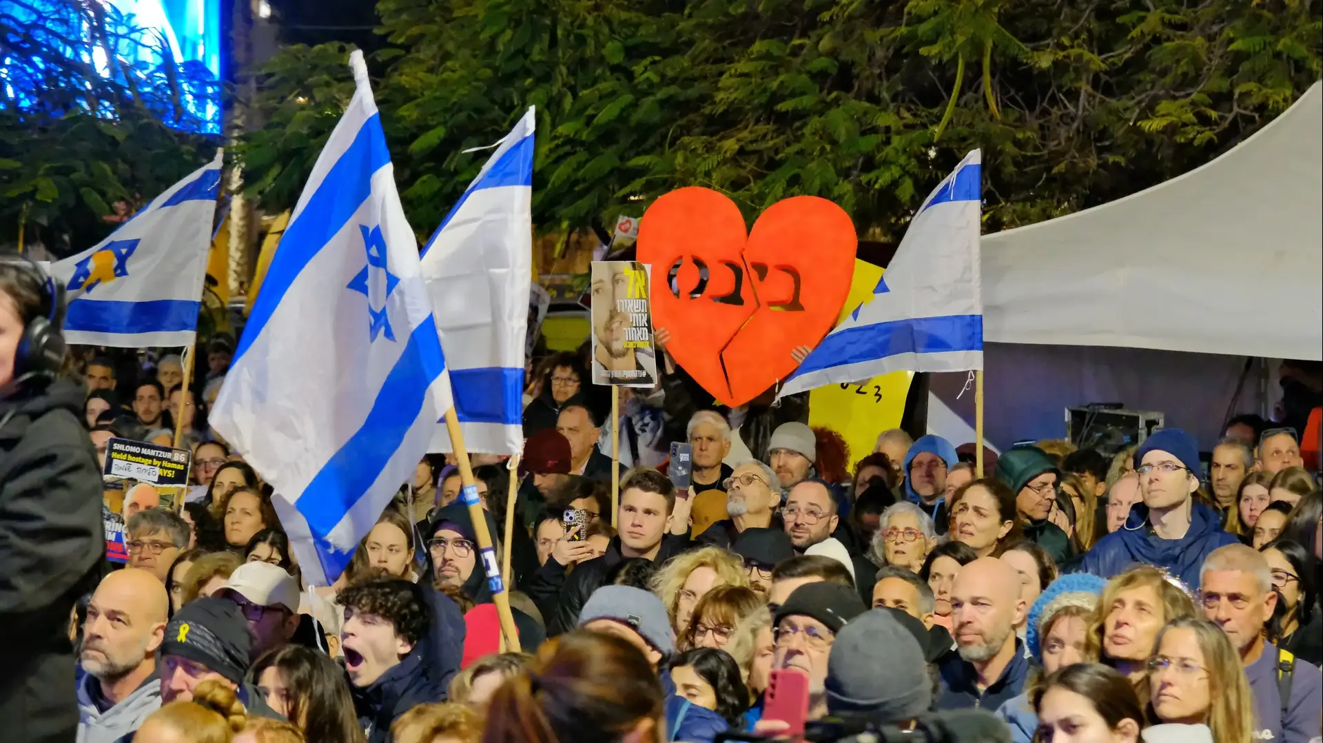 עצרת בכיכר החטופים, ביום החזרת החטופים החללים עודד ליפשיץ ושירי, כפיר ואריאל ביבס. 20 בפברואר 2025
