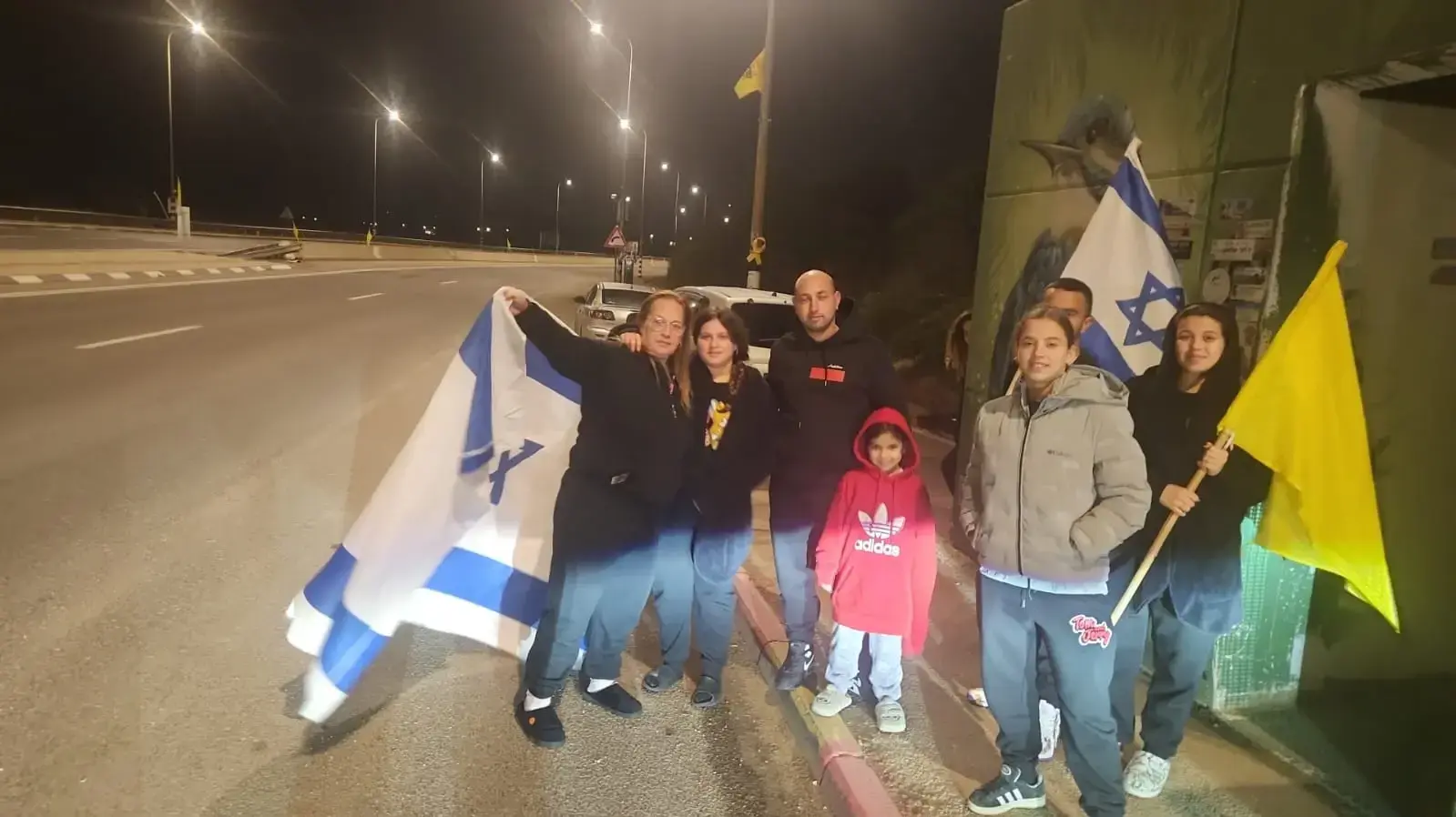 מחכים לשיירה עם ארונה של שירי ביבס בשדרות, 21 בפברואר 2025 מחכים לשיירה עם ארונה של שירי ביבס בשדרות, 21 בפברואר 2025