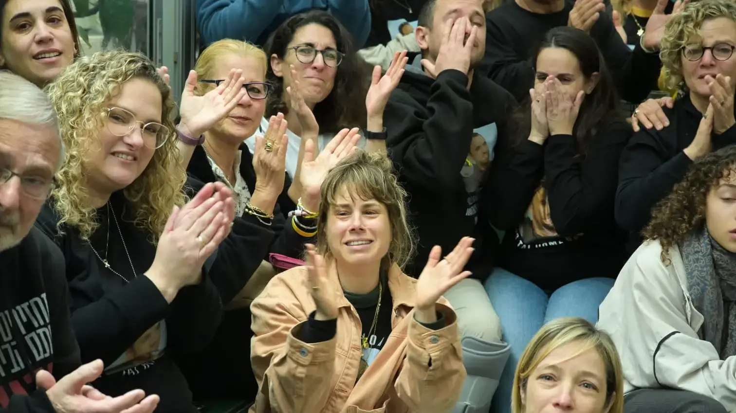 משפחתו של טל שהם ברגע שחרורו. 22 בפברואר 2025 משפחתו של טל שהם ברגע שחרורו. 22 בפברואר 2025