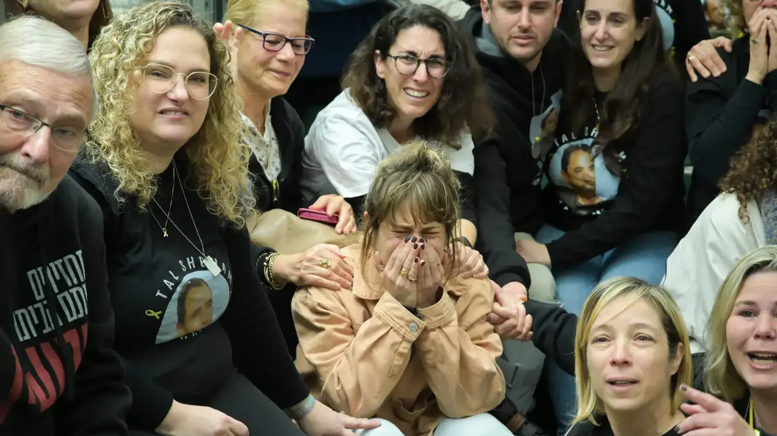 משפחתו של טל שהם ברגע שחרורו. 22 בפברואר 2025 משפחתו של טל שהם ברגע שחרורו. 22 בפברואר 2025