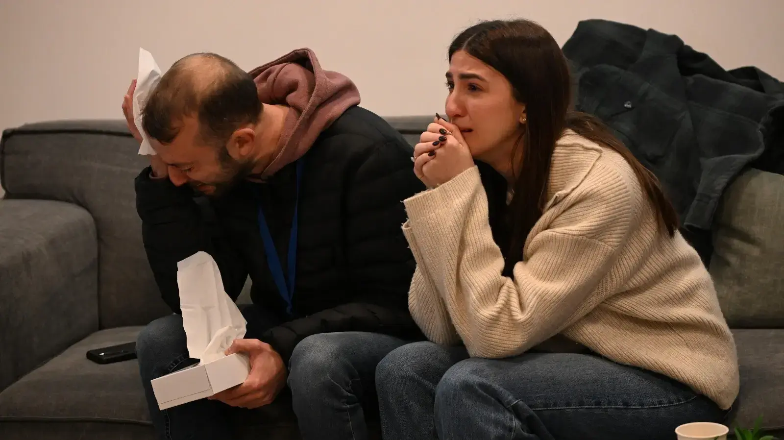 משפחתו של טל שהם צופה ברגעי השיחרור, מבית החולים בילינסון. 22 בפברואר 2025 משפחתו של טל שהם צופה ברגעי השיחרור, מבית החולים בילינסון. 22 בפברואר 2025