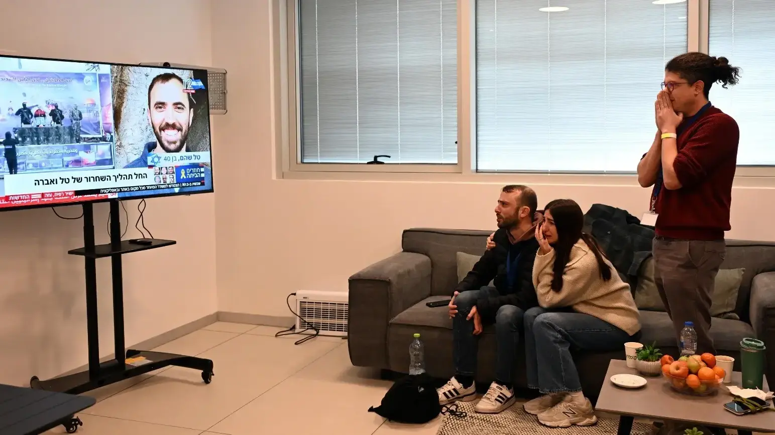 משפחתו של טל שהם צופה ברגעי השיחרור, מבית החולים בילינסון. 22 בפברואר 2025 משפחתו של טל שהם צופה ברגעי השיחרור, מבית החולים בילינסון. 22 בפברואר 2025