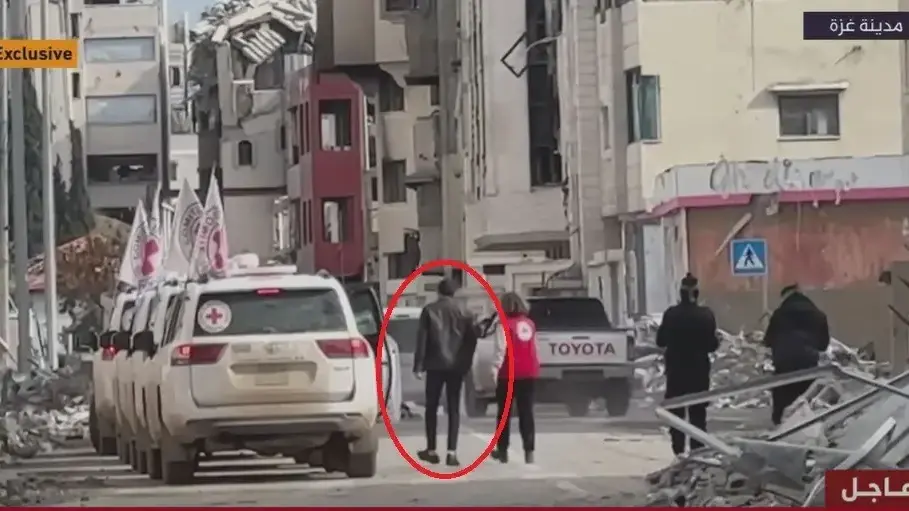 תיעוד של הישאם א-סייד מועבר לצלב האדום. 22 בפברואר 2025 תיעוד של הישאם א-סייד מועבר לצלב האדום. 22 בפברואר 2025