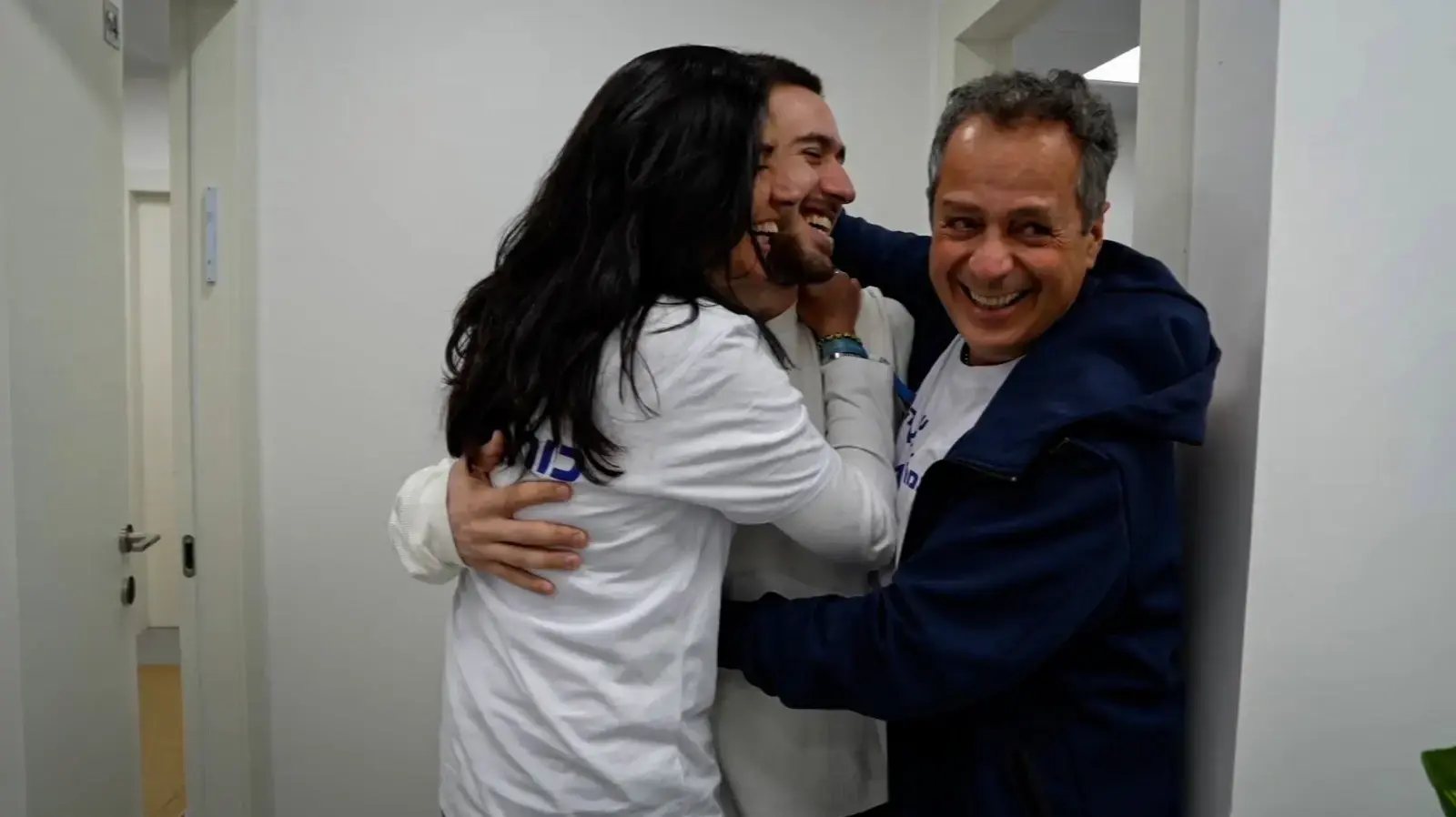 עומר שם טוב מתאחד עם משפחתו עומר שם טוב מתאחד עם משפחתו