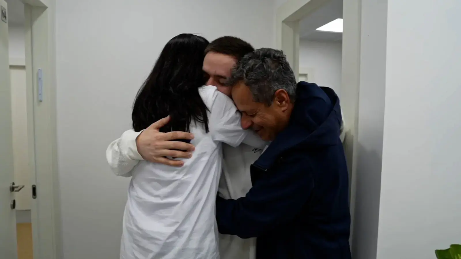עומר שם טוב מתאחד עם משפחתו עומר שם טוב מתאחד עם משפחתו