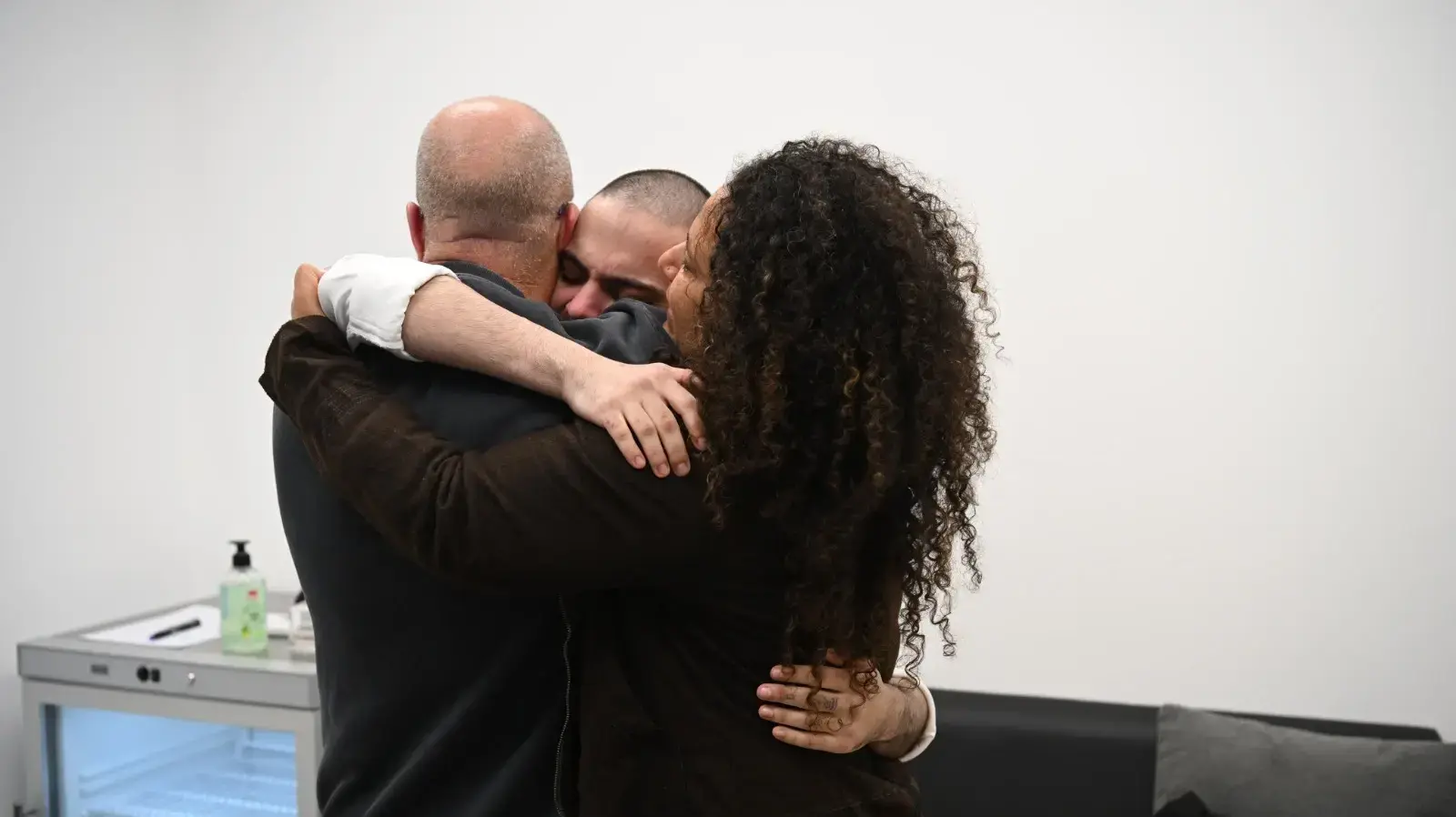 עומר ונקרט במפגש המרגש עם הוריו, ניבה ושי, בנקודת הקליטה הראשונית בישראל, 23 בפברואר 2025 עומר ונקרט במפגש המרגש עם הוריו, ניבה ושי, בנקודת הקליטה הראשונית בישראל, 23 בפברואר 2025