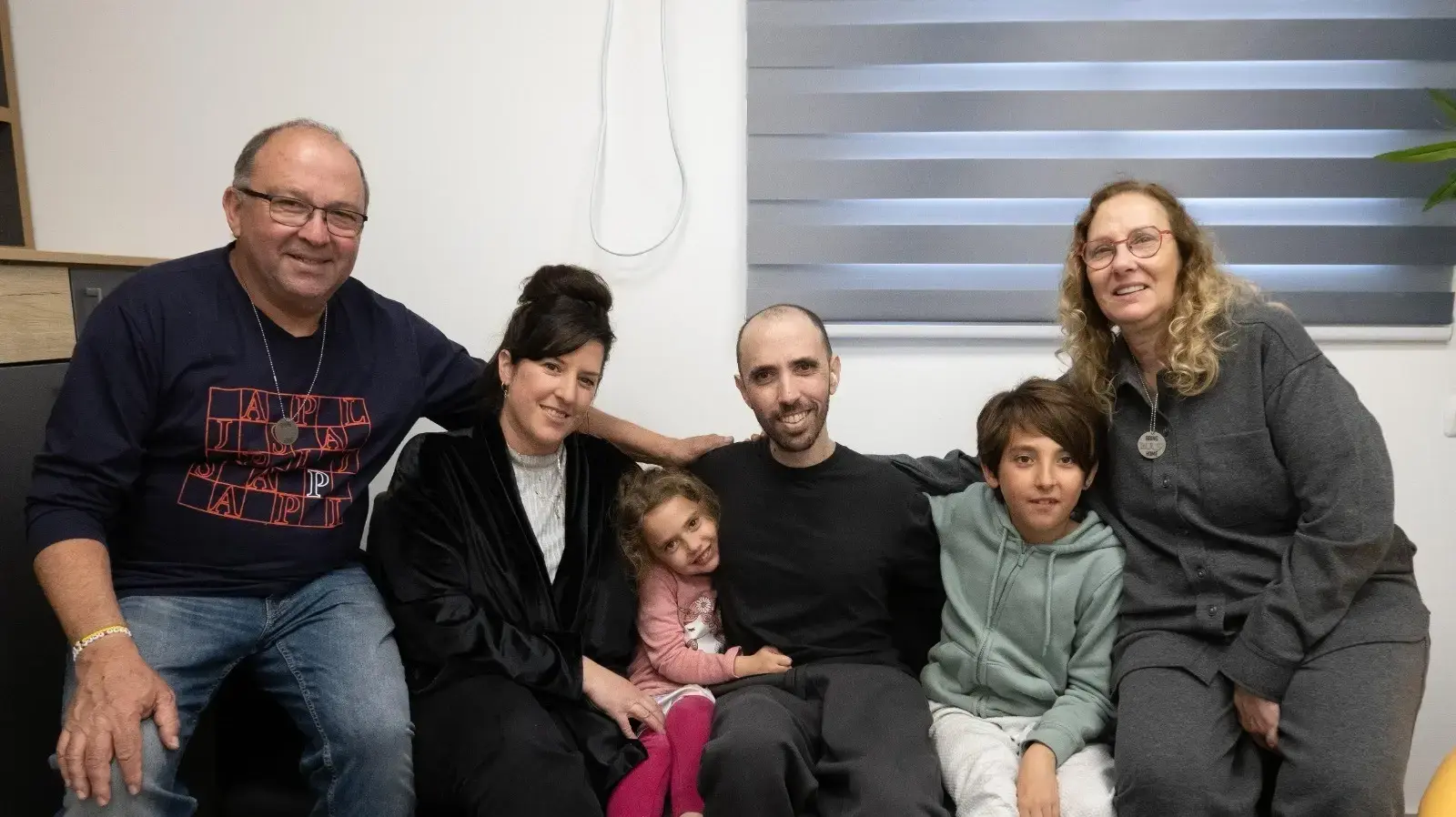 טל שהם במפגש המרגש עם משפחתו וילדיו בנקודת הקליטה הקדמית ובדרכם במסוק לבית החולים, 22 בפברואר 2025 טל שהם במפגש המרגש עם משפחתו וילדיו בנקודת הקליטה הקדמית ובדרכם במסוק לבית החולים, 22 בפברואר 2025