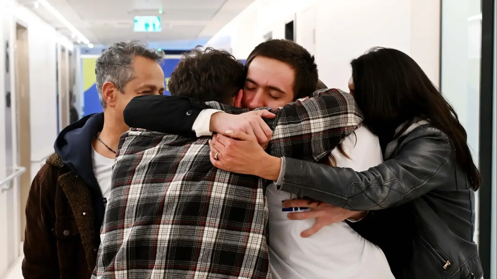 עומר שם טוב במפגש המרגש עם בני משפחתו בבית החולים בילינסון, 22 במרץ 2025 עומר שם טוב במפגש המרגש עם בני משפחתו בבית החולים בילינסון, 22 במרץ 2025