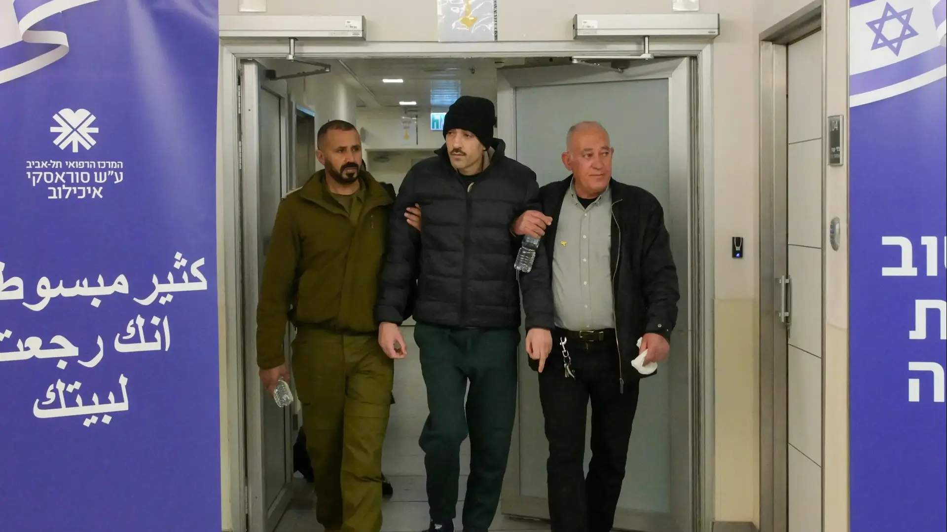 הישאם א-סייד במפגש המרגש עם בני משפחתו בבית החולים איכילוב., 22 בפברואר 2025 הישאם א-סייד במפגש המרגש עם בני משפחתו בבית החולים איכילוב., 22 בפברואר 2025