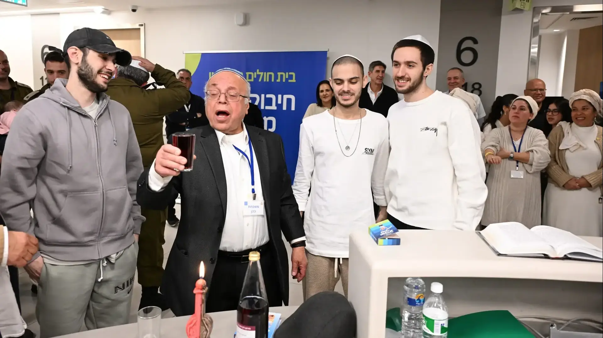 עומר שם טוב, אלי-ה כהן ועומר ונקרט בעריכת טקס הבדלה, הערב בבית החולים בילינסון,
את ההבדלה ערך סבו של אלי-ה כהן, אהרון רבי עומר שם טוב, אלי-ה כהן ועומר ונקרט בעריכת טקס הבדלה, הערב בבית החולים בילינסון,
את ההבדלה ערך סבו של אלי-ה כהן, אהרון רבי