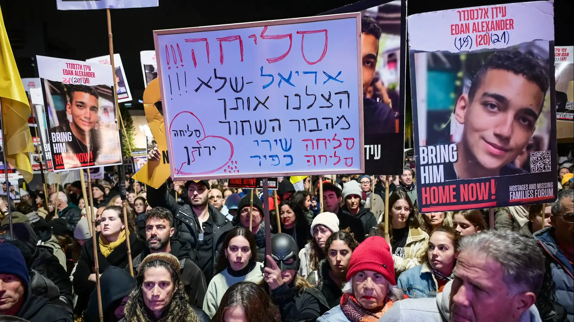 הפגנה למען שחרור חטופים, כיכר החטופים 22 בפברואר 2025 הפגנה למען שחרור חטופים, כיכר החטופים 22 בפברואר 2025