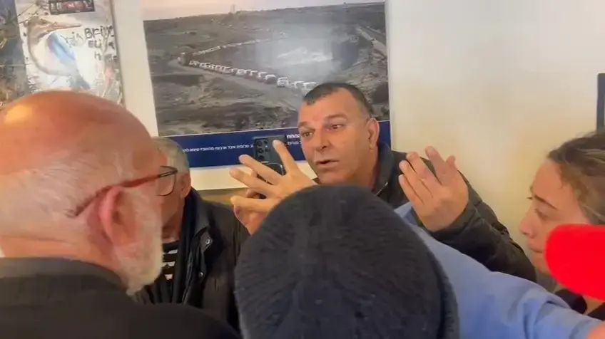 עימות בין רמי יהודה לתומכיו של אהוד ברק מחוץ לבית המשפט. 23 בפברואר 2025 עימות בין רמי יהודה לתומכיו של אהוד ברק מחוץ לבית המשפט. 23 בפברואר 2025