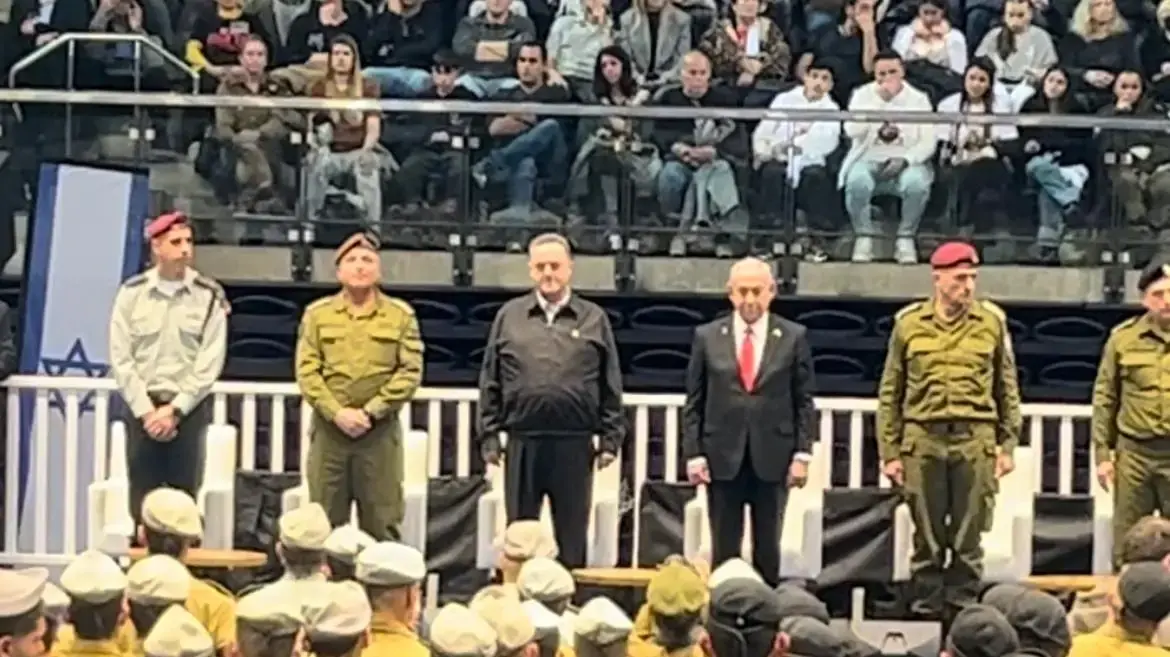 ראש הממשלה בנימין נתניהו בטקס סיום קורס קצינים קרביים מחזור 71 בהיכל “טוטו” בחולון , 23 בפברואר 2025 ראש הממשלה בנימין נתניהו בטקס סיום קורס קצינים קרביים מחזור 71 בהיכל “טוטו” בחולון , 23 בפברואר 2025