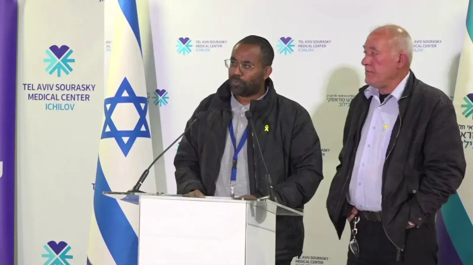 אילן מנגיסטו, אחיו של אברה בהצהרת משפחותיהם של שורדי השבי, בית חולים איכילוב , 23 בפברואר 2025 אילן מנגיסטו, אחיו של אברה בהצהרת משפחותיהם של שורדי השבי, בית חולים איכילוב , 23 בפברואר 2025