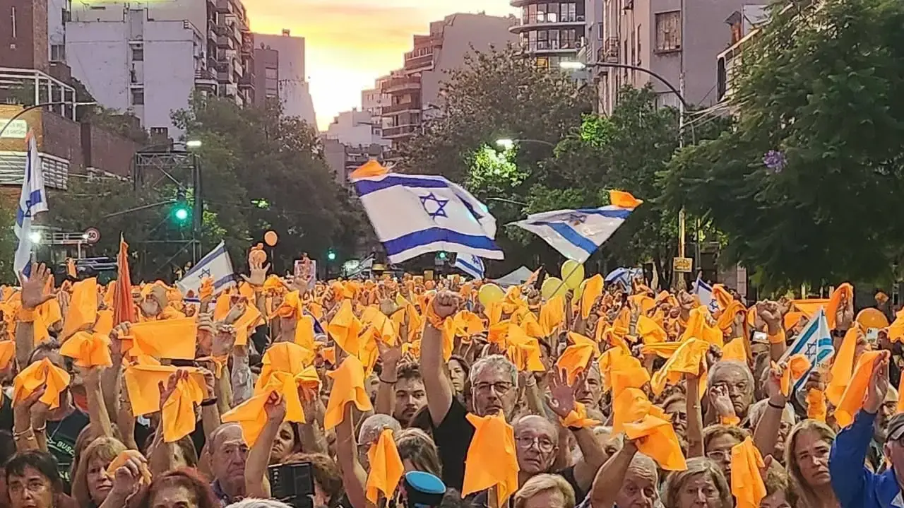 אלפים בעצרת בבואנוס איירס לזכר בני משפחת ביבס , 25 בפברואר 2025