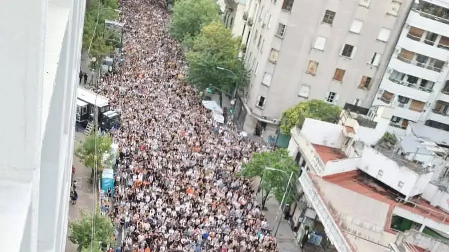 אלפים בעצרת בבואנוס איירס לזכר בני משפחת ביבס , 25 בפברואר 2025 אלפים בעצרת בבואנוס איירס לזכר בני משפחת ביבס , 25 בפברואר 2025