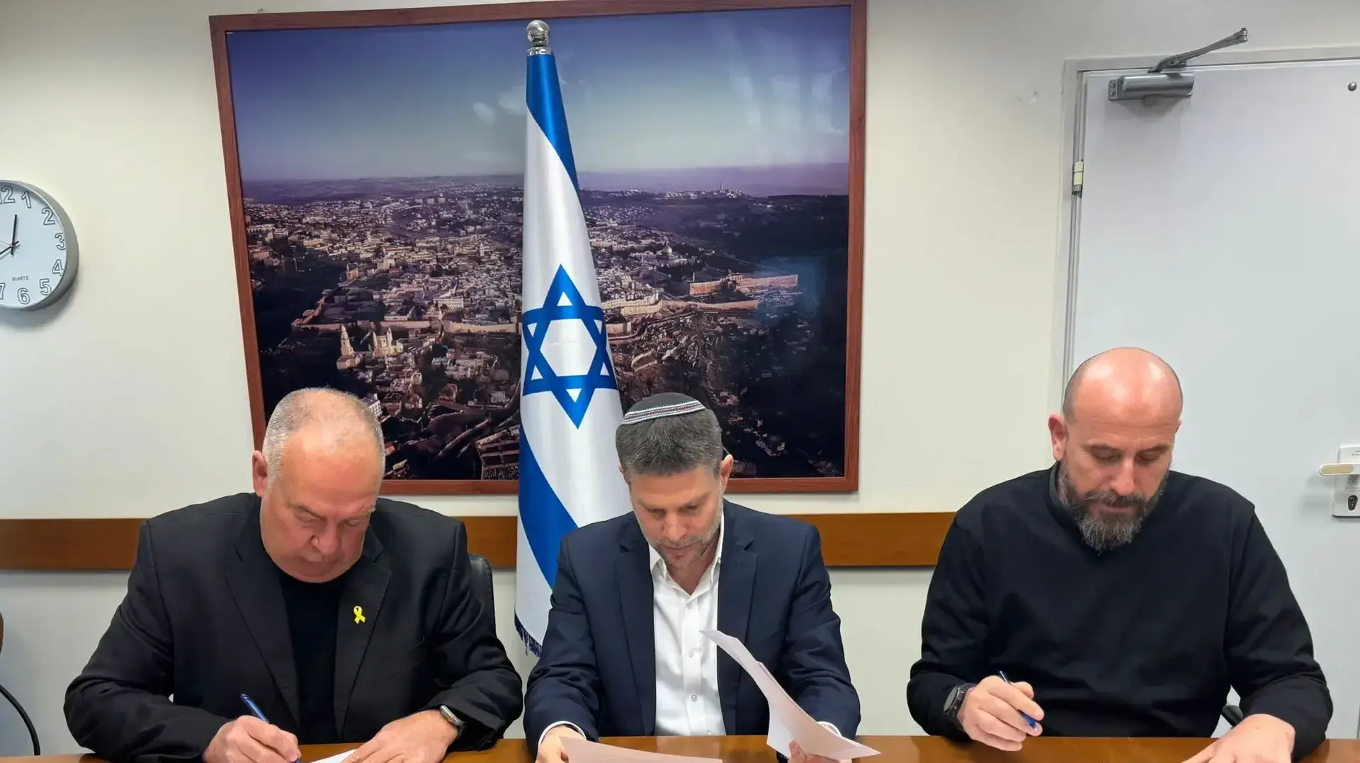 שר האוצר בצלאל סמוטריץ', יו"ר נשיאות המגזר העסקי ונשיא התאחדות האיכרים, דובי אמיתי ואמיר דהן מנהל קרן הפיצויים של רשות המיסים, בפיצוי חסר תקדים לחקלאים , 25 בפברואר 2025 שר האוצר בצלאל סמוטריץ', יו"ר נשיאות המגזר העסקי ונשיא התאחדות האיכרים, דובי אמיתי ואמיר דהן מנהל קרן הפיצויים של רשות המיסים, בפיצוי חסר תקדים לחקלאים , 25 בפברואר 2025