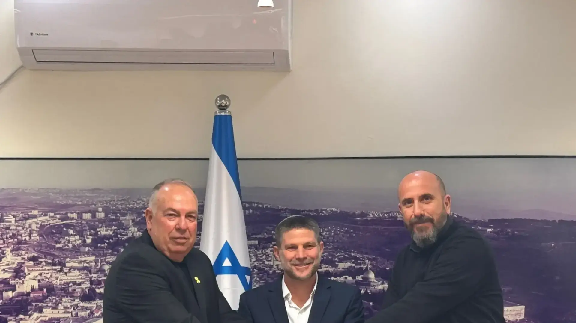 שר האוצר בצלאל סמוטריץ', יו"ר נשיאות המגזר העסקי ונשיא התאחדות האיכרים, דובי אמיתי ואמיר דהן מנהל קרן הפיצויים של רשות המיסים, בפיצוי חסר תקדים לחקלאים , 25 בפברואר 2025