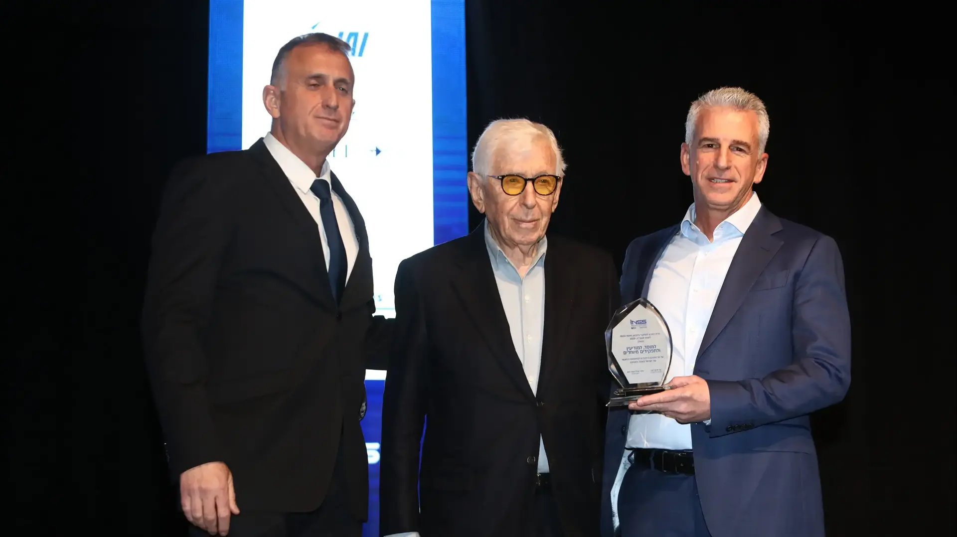 ראש המוסד דדי ברנע מקבל בשם המוסד את פרס INSS על מבצע הביפרים