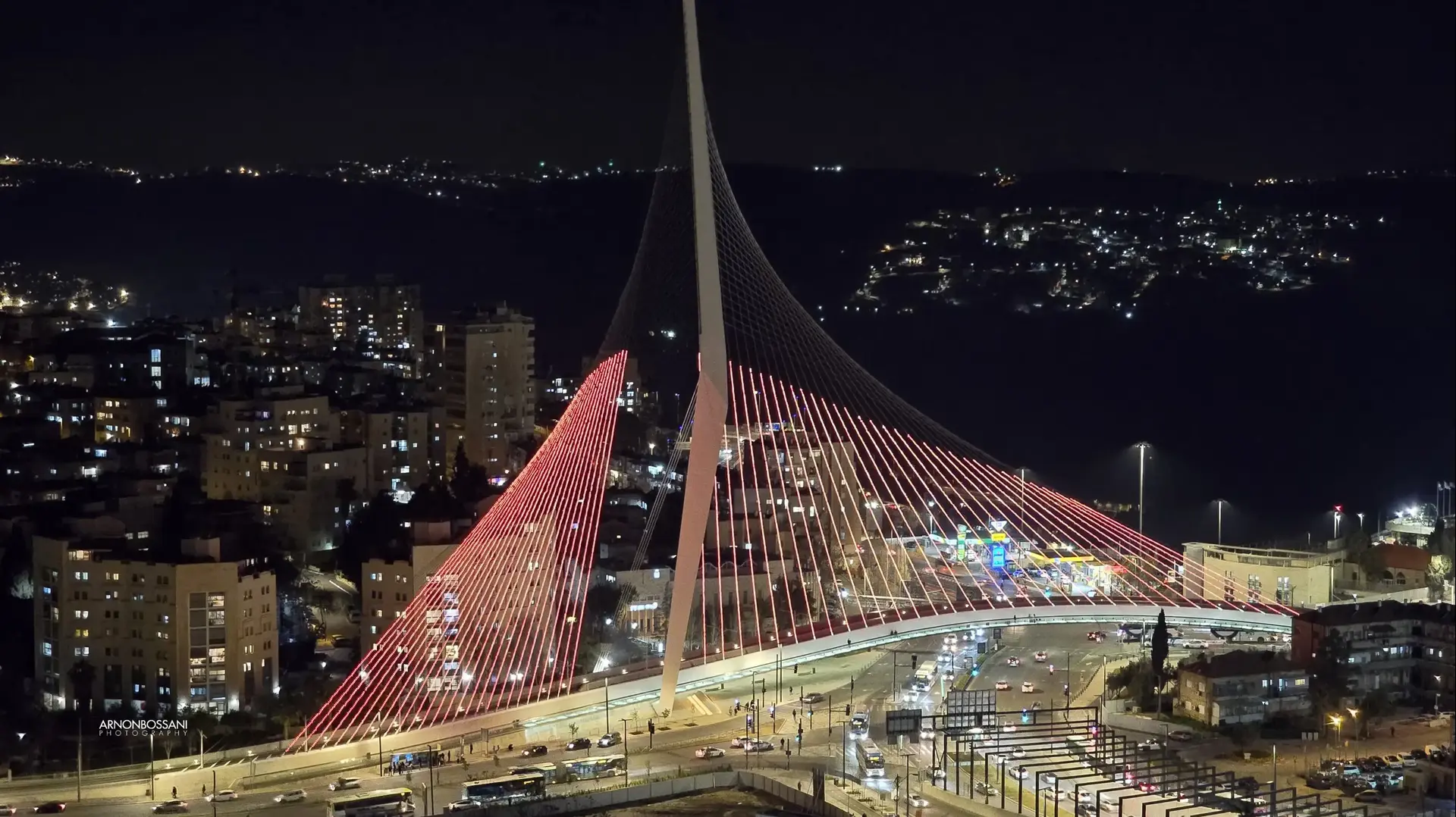 הארת גשר המיתרים בצבע כתום לאות הזדהות עם משפחת ביבס, ירושלים הארת גשר המיתרים בצבע כתום לאות הזדהות עם משפחת ביבס, ירושלים