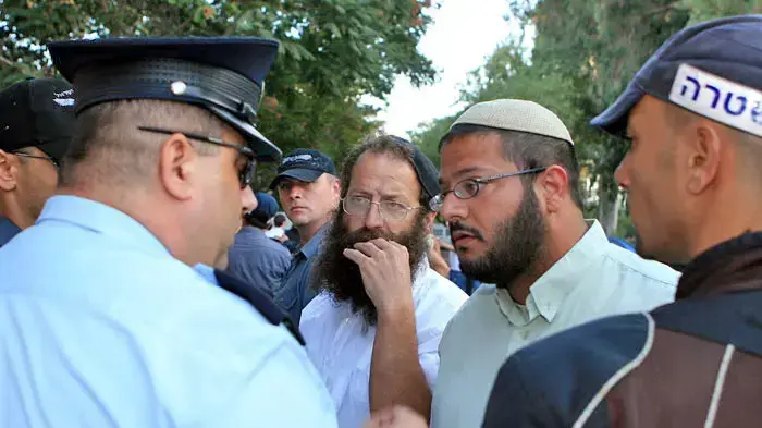 איתמר בן גביר פעיל הימין הקיצוני עם המשטרה לפני הדיון בעניין בית"ר ירושלים
