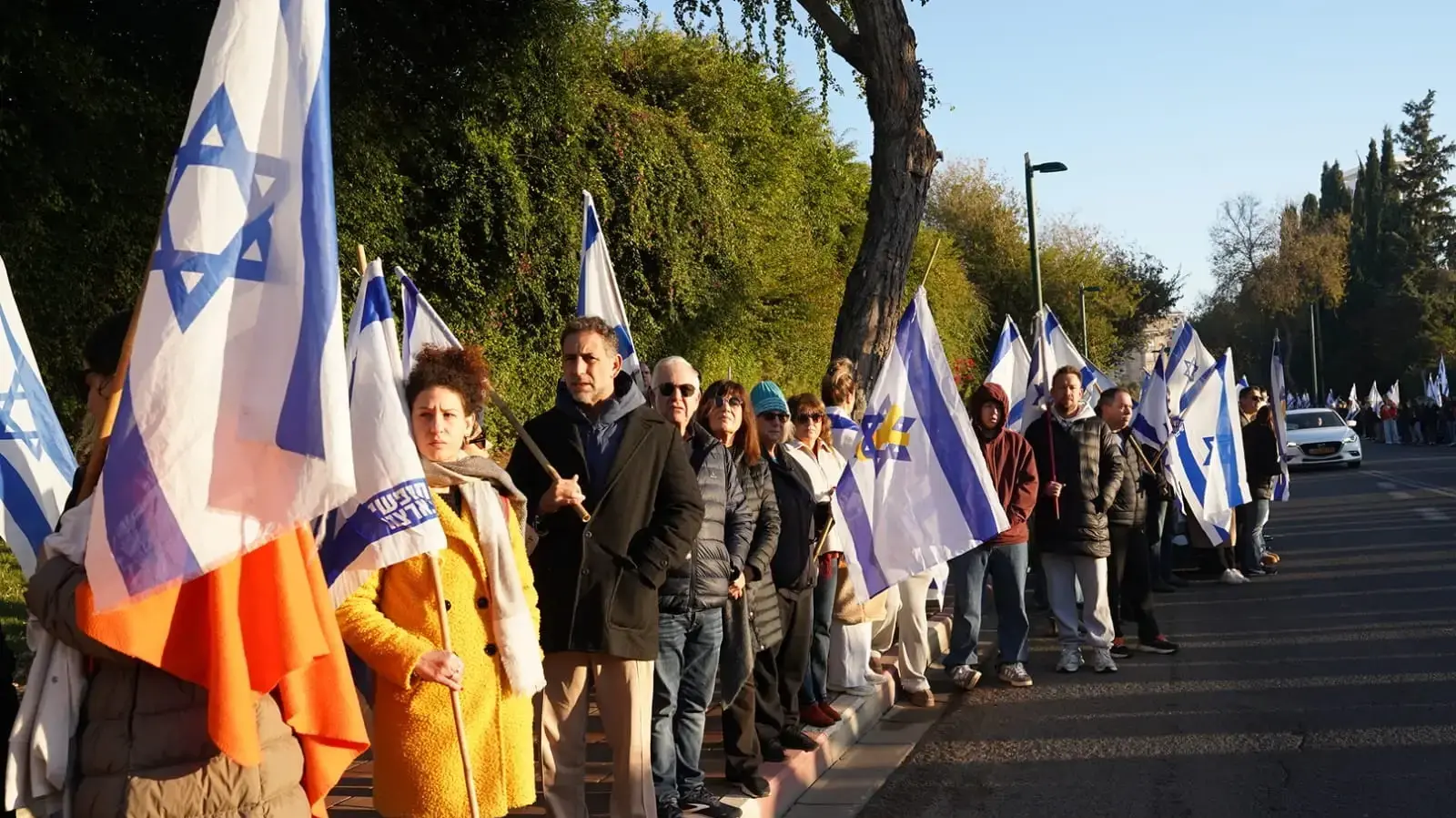 מלווים את משפחת ביבס בצאתה ללויה, כפר המכביה, 26 בפברואר 2025