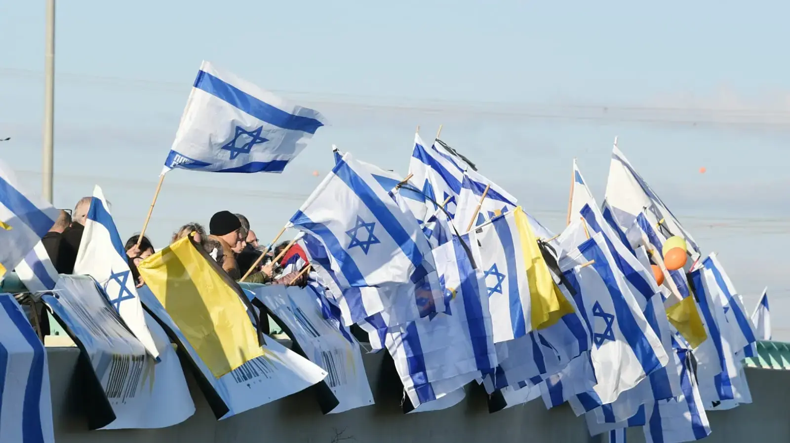 מלווים את משפחת ביבס בדרכה ללויה, צומת יבנה, 26 בפברואר 2025