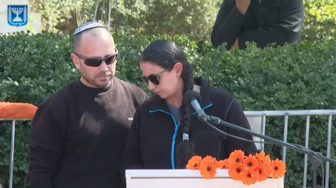 עופרי ביבס לוי , אחותו של ירדן ודודתם של אריאל וכפיר בטקס ההלוויה של שירי, אריאל וכפיר ביבס, בית העלמין בישוב צחר , 26 בפברואר 2025