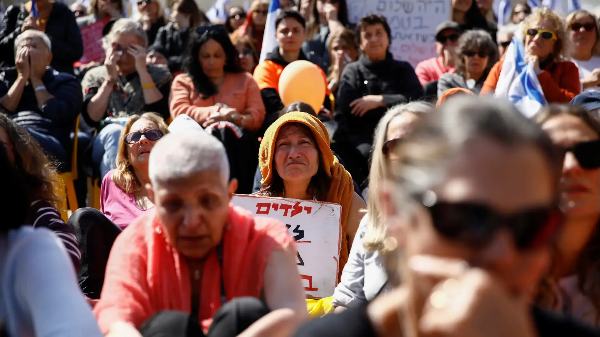 אנשים צופים בלווית משפחת ביבס, כיכר החטופים , 26 בפברואר 2025 אנשים צופים בלווית משפחת ביבס, כיכר החטופים , 26 בפברואר 2025