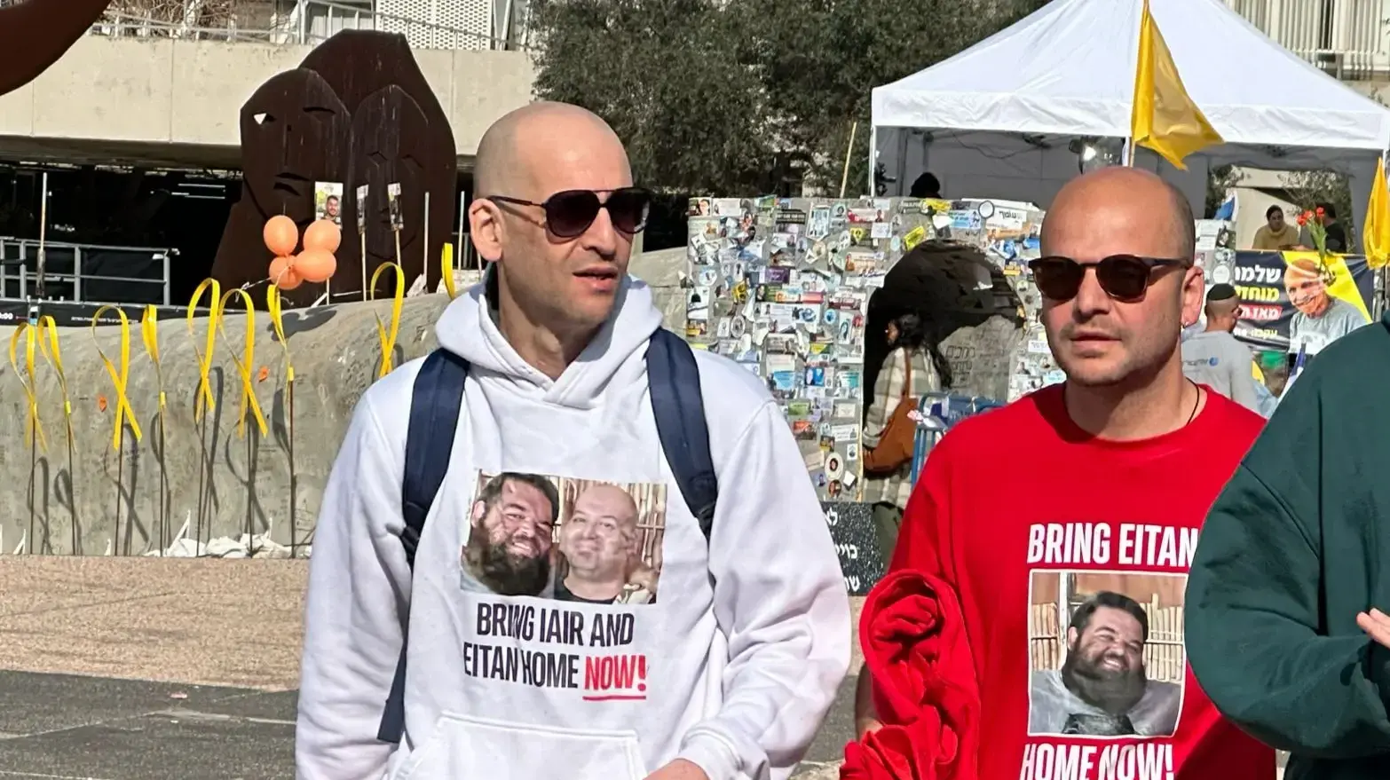יאיר הורן בכיכר החטופים בדרכו לאירוע הדלקת נר לזכרם של שירי, כפיר ואריאל ביבס, תל אביב , 26 בפברואר 2025 יאיר הורן בכיכר החטופים בדרכו לאירוע הדלקת נר לזכרם של שירי, כפיר ואריאל ביבס, תל אביב , 26 בפברואר 2025