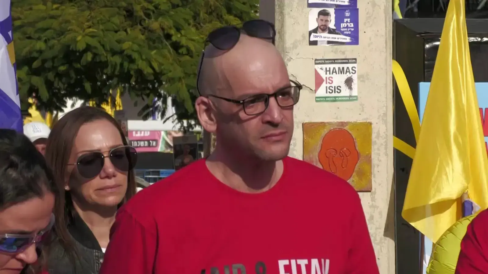 יאיר הורן באירוע הדלקת נר לזכרם של שירי, כפיר ואריאל ביבס, כיכר החטופים תל אביב , 26 בפברואר 2025 יאיר הורן באירוע הדלקת נר לזכרם של שירי, כפיר ואריאל ביבס, כיכר החטופים תל אביב , 26 בפברואר 2025