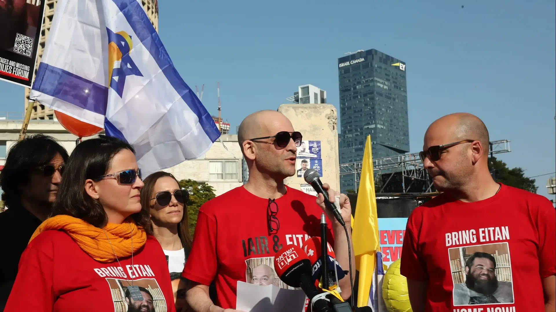 יאיר הורן באירוע הדלקת נר לזכרם של שירי, כפיר ואריאל ביבס, כיכר החטופים תל אביב, 26 בפברואר 2025 יאיר הורן באירוע הדלקת נר לזכרם של שירי, כפיר ואריאל ביבס, כיכר החטופים תל אביב, 26 בפברואר 2025