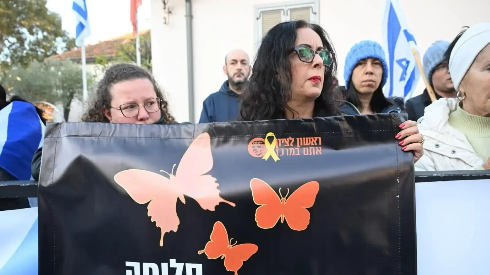 קהל ליווה את מסע הלוויה של בני משפחת ביבס, ראשון לציון, 26 בפברואר 2025 קהל ליווה את מסע הלוויה של בני משפחת ביבס, ראשון לציון, 26 בפברואר 2025