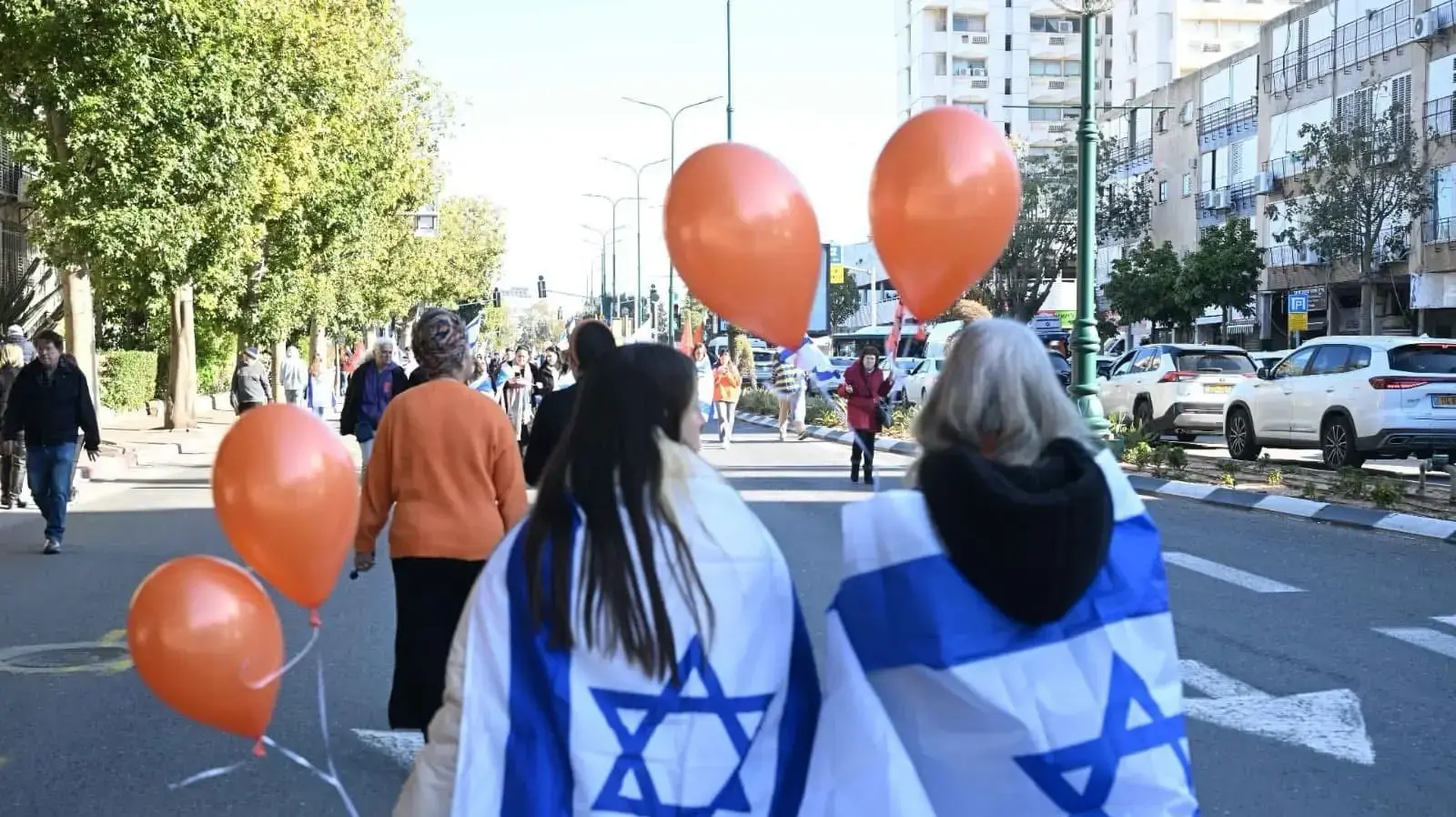 קהל ליווה את מסע הלוויה של בני משפחת ביבס, ראשון לציון, 26 בפברואר 2025 קהל ליווה את מסע הלוויה של בני משפחת ביבס, ראשון לציון, 26 בפברואר 2025