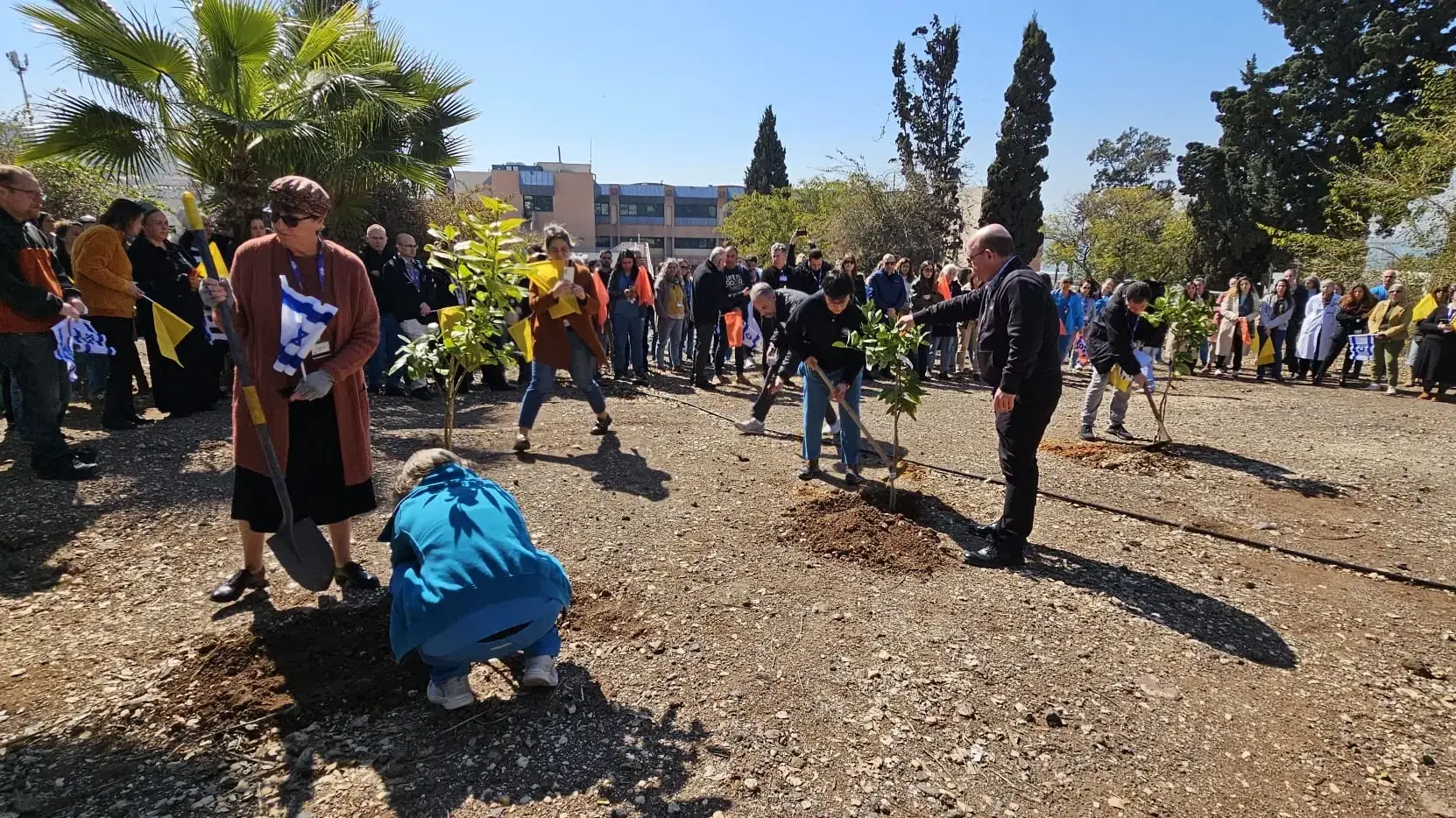 טקס נטיעת שלושה עצי תפוז כאות כבוד לבני משפחת ביבס, שירי, אריאל וכפיר במרכז רפואי צפון (פוריה), 26 בפברואר 2025 טקס נטיעת שלושה עצי תפוז כאות כבוד לבני משפחת ביבס, שירי, אריאל וכפיר במרכז רפואי צפון (פוריה), 26 בפברואר 2025