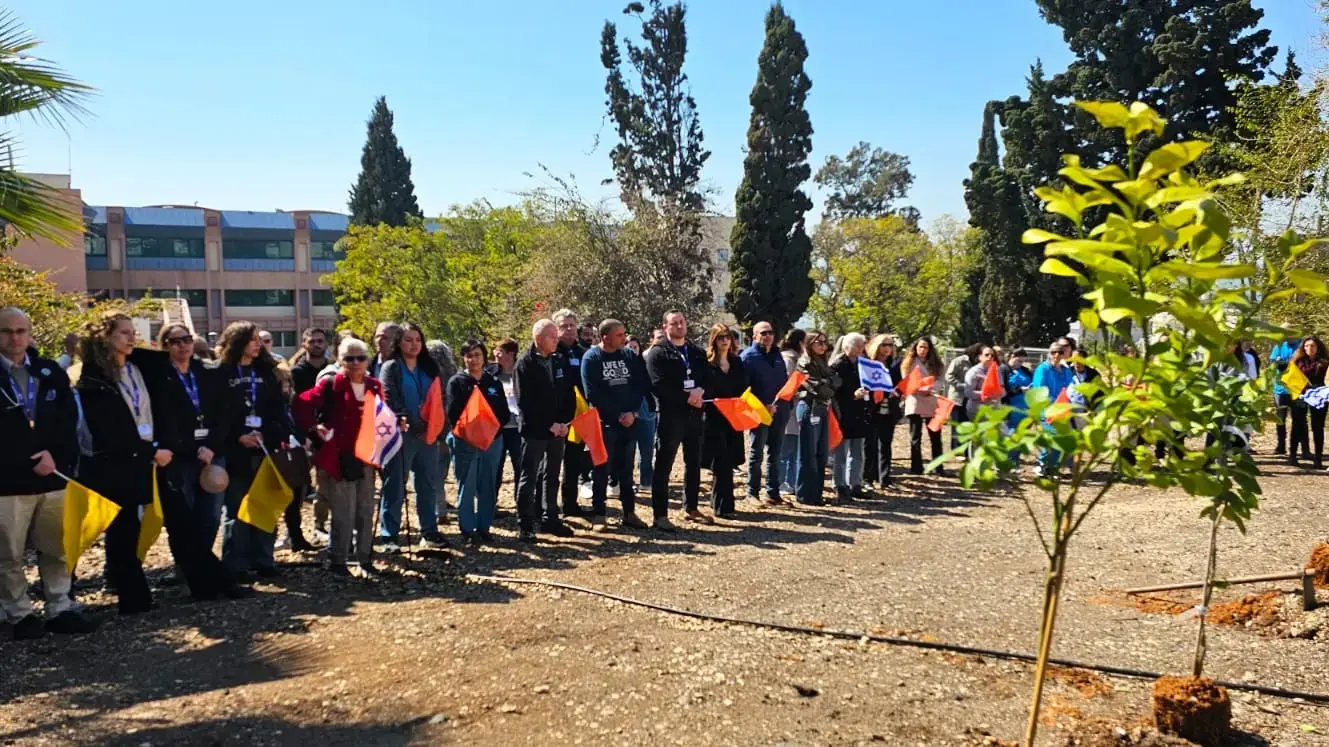 טקס נטיעת שלושה עצי תפוז כאות כבוד לבני משפחת ביבס, שירי, אריאל וכפיר במרכז רפואי צפון (פוריה), 26 בפברואר 2025 טקס נטיעת שלושה עצי תפוז כאות כבוד לבני משפחת ביבס, שירי, אריאל וכפיר במרכז רפואי צפון (פוריה), 26 בפברואר 2025