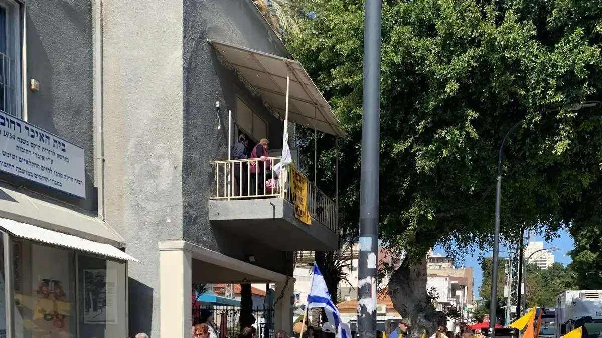 ניצולי שואה מעמותת "עמך" ליוו את בני משפחת ביבס בדרכם האחרונה, רחובות, 26 בפברואר 2025 ניצולי שואה מעמותת "עמך" ליוו את בני משפחת ביבס בדרכם האחרונה, רחובות, 26 בפברואר 2025