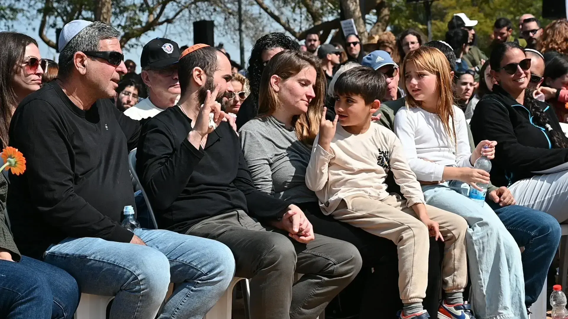 טקס ההלוויה של שירי, אריאל וכפיר ביבס, בית העלמין בישוב צחר , 26 בפברואר 2025