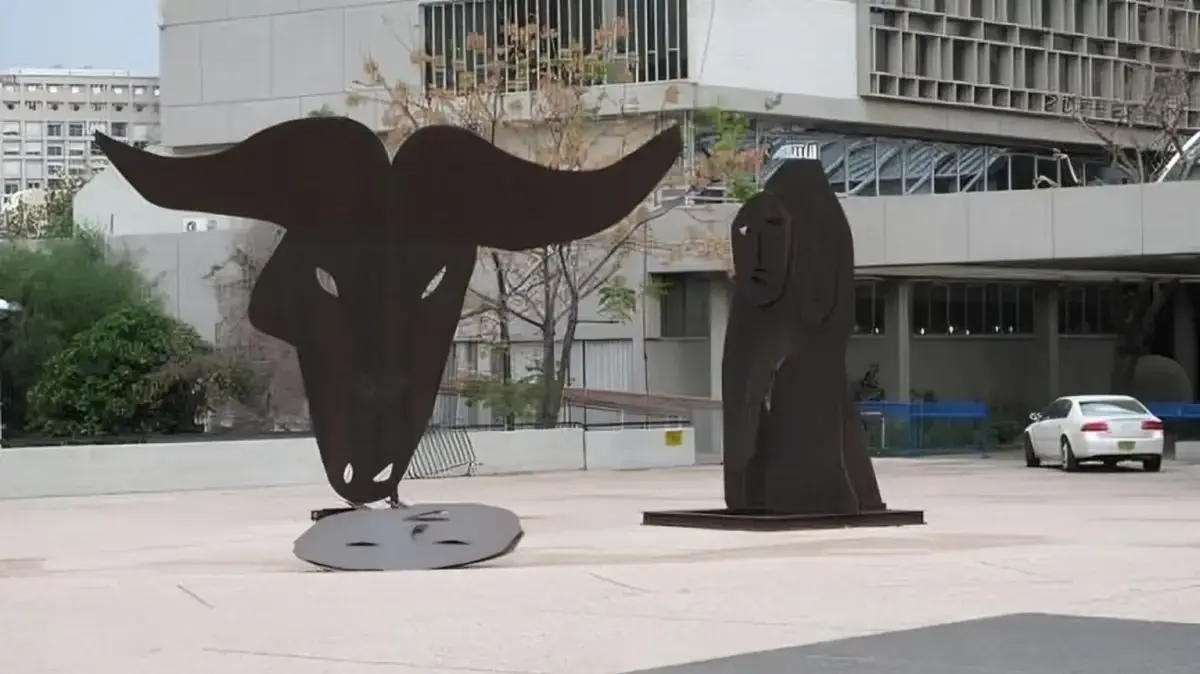 הפסל "עקידת יצחק" של מנשה קידמן הפסל "עקידת יצחק" של מנשה קידמן