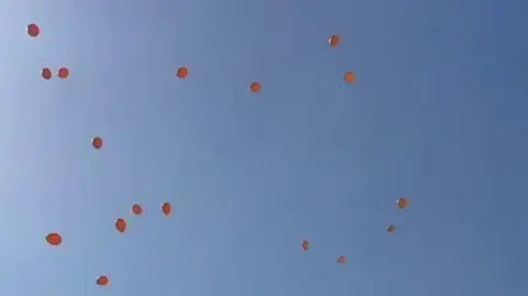 קויק: תושבי ניר עוז בדרך להלוויית משפחת ביבס