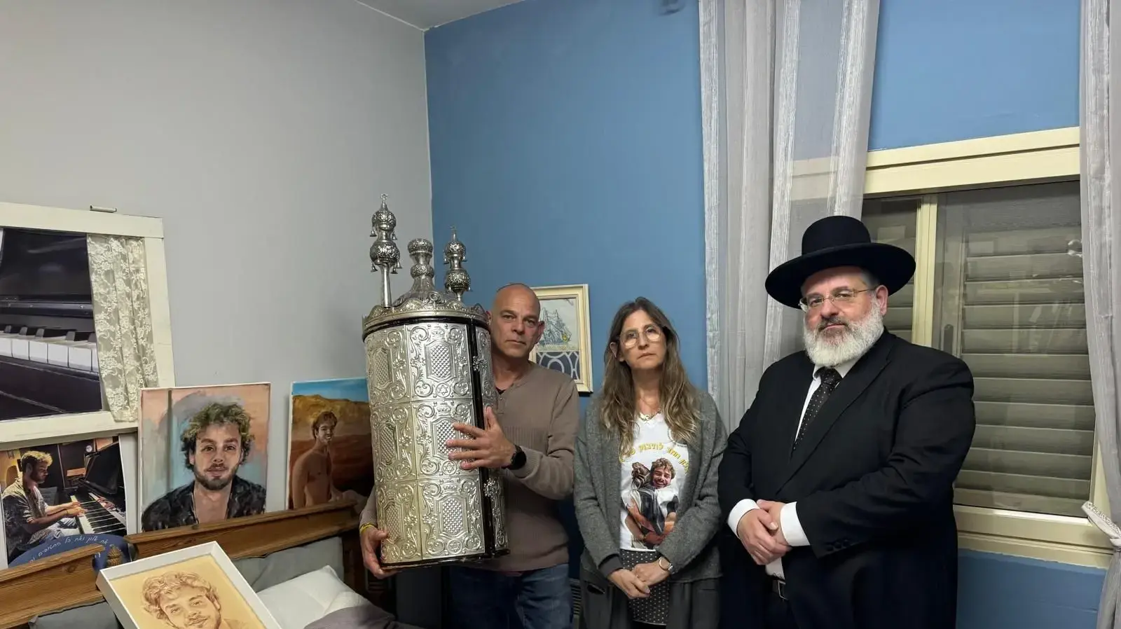 ההורים של אלון אהל מכניסים ספר תורה לחדרו, 1 במרץ 2025 ההורים של אלון אהל מכניסים ספר תורה לחדרו, 1 במרץ 2025