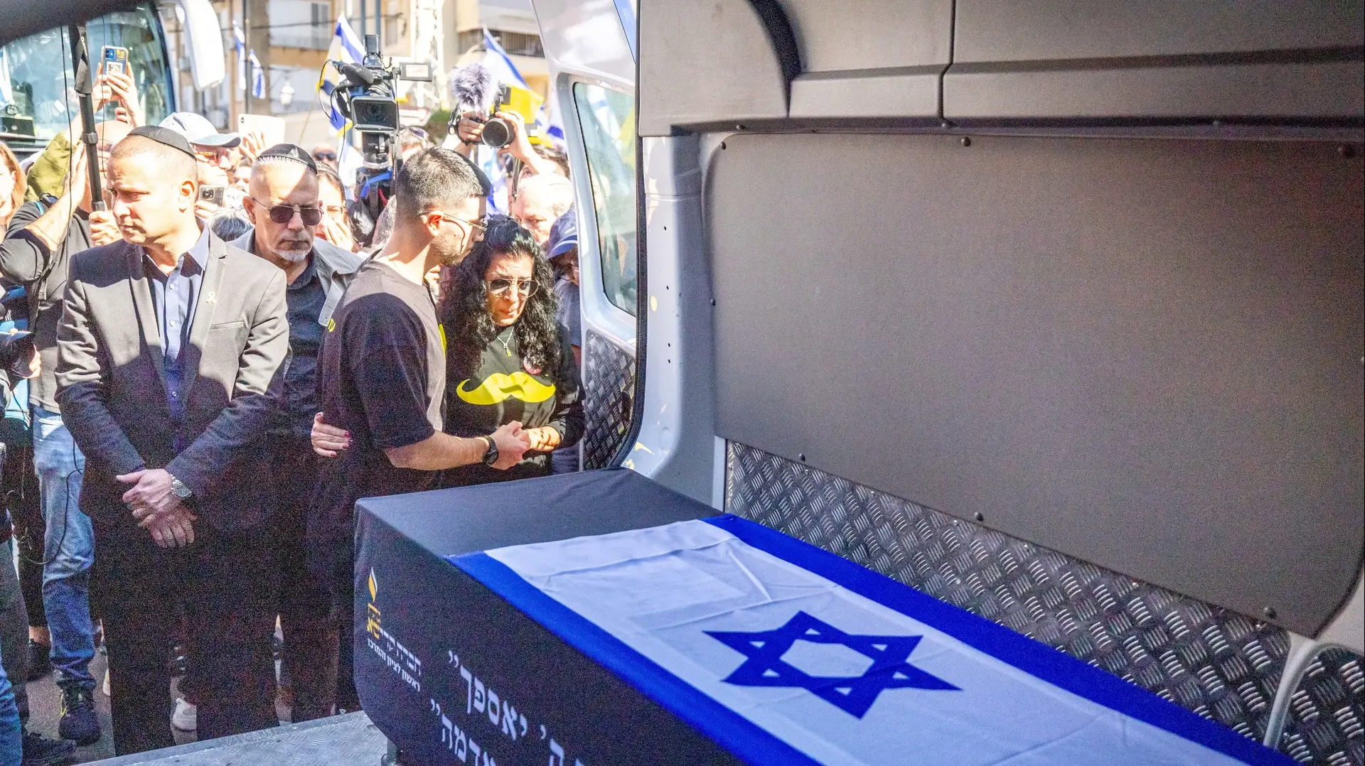 ארונו של שלמה מנצור לקראת הלוויתו, 2 במרץ 2025